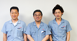 左から遠藤 肇 グループマネージャー、功刀 孝 部長、栗島 淳 氏