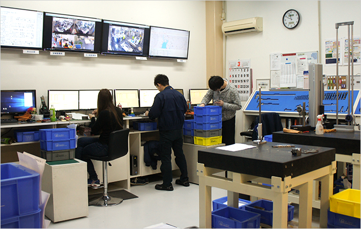 検査室の様子。4台のモニターで常に生産、納品状況が確認できる。